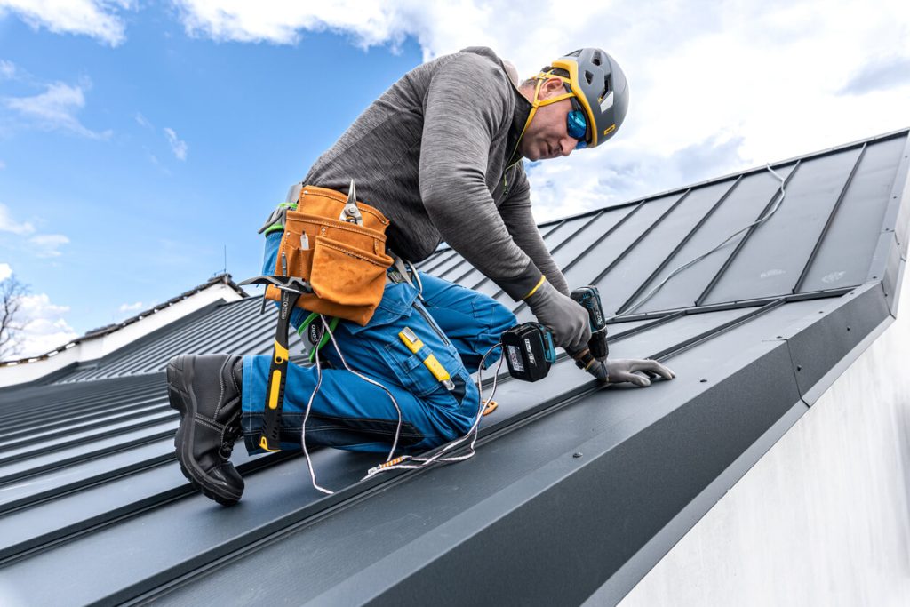 Expert roof plumber replacing metal roofing for residential and commercial properties in Mornington Peninsula